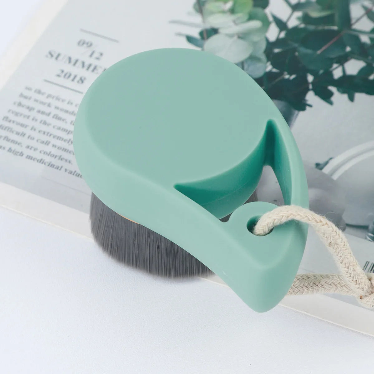 1PCS Bamboo Charcoal Cleaning Brush Comma Face Deep Wash Brushes Facial Cleaner Exfoliating Scrub Massager Makeup Brush Beauty Skin Care Silicone Brush Brosse Silicone Vibrator Facial Brush