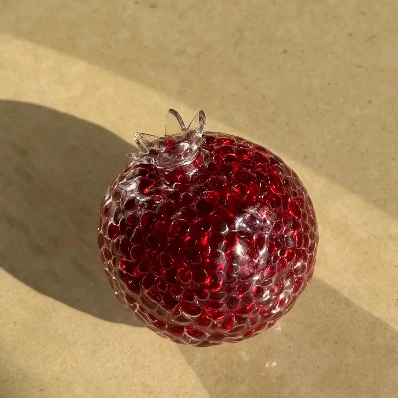 Ahandcrafted Pomegranate-Shaped Stress Relief Ball Creative Malleable Durable Acrylic Squeeze Toy Fun Novelty Holiday Party Gift